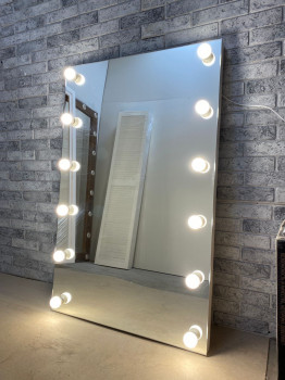 Гримерное зеркало без рамы с подсветкой лампочками по бокам 110х70 см